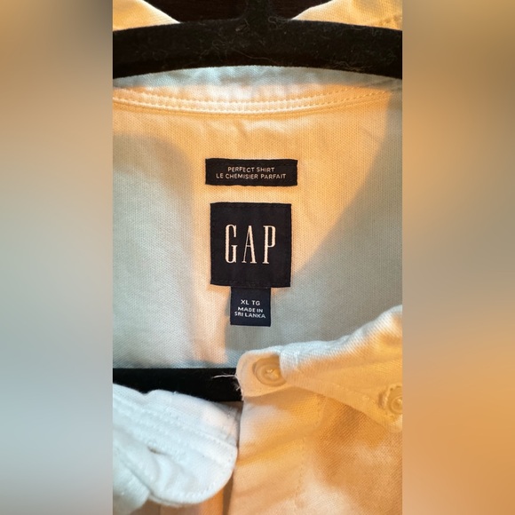 The perfect shirt - Gap white button down - Picture 9 of 9